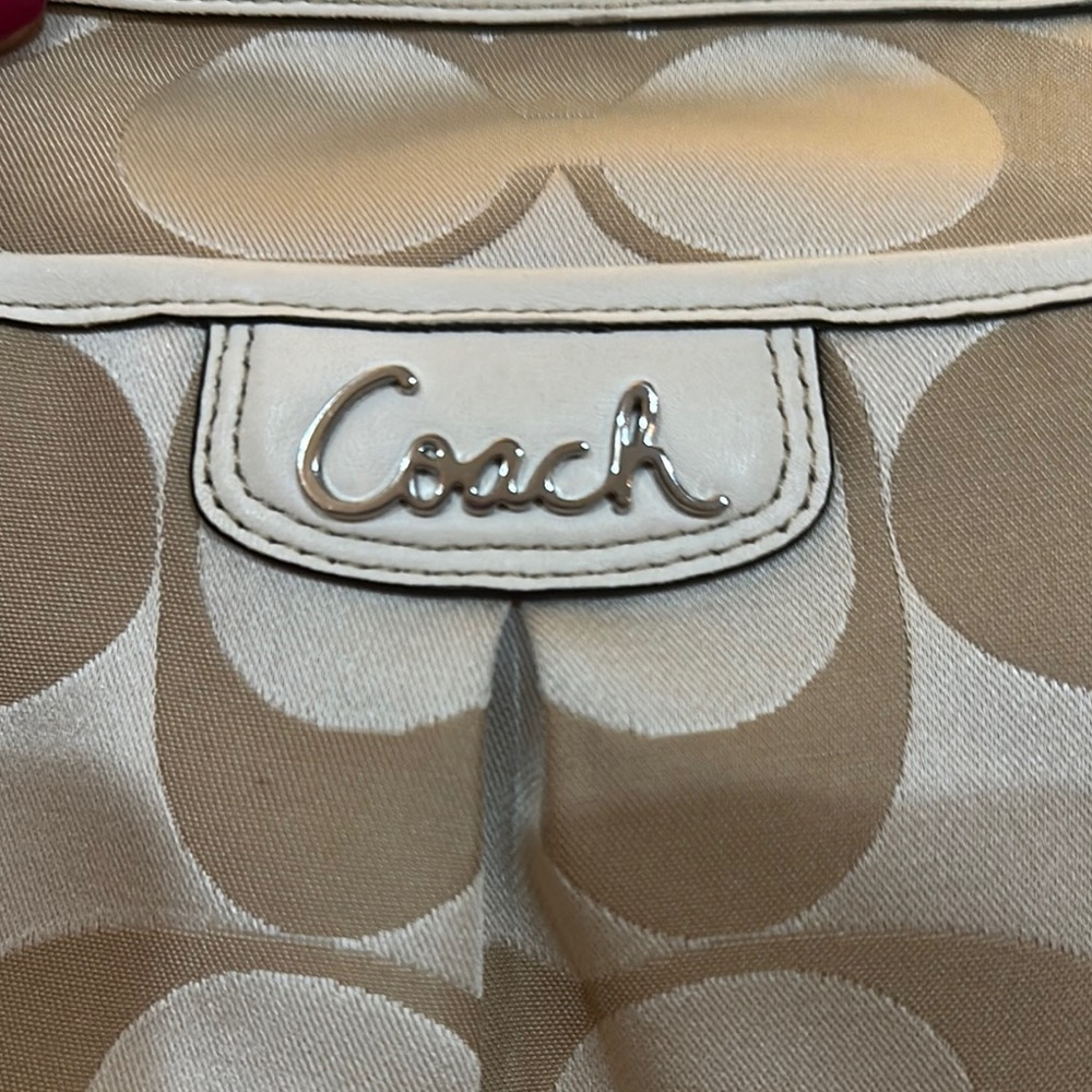 Coach Bag. (PRICE IS FIRM) - Picture 5 of 13